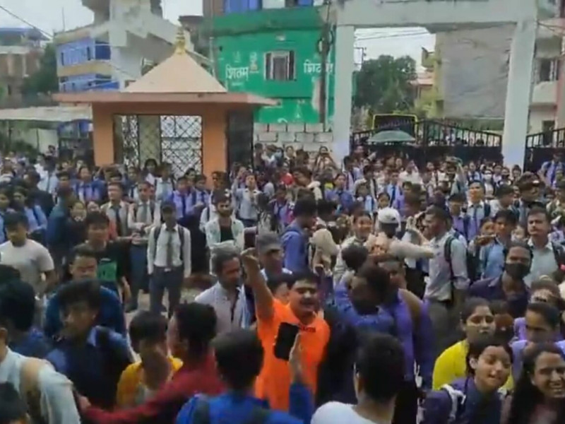 परीक्षार्थीको भित्री वस्त्र खोल्न लगाएको भन्दै हेटौँडा क्याम्पसमा तोडफोड